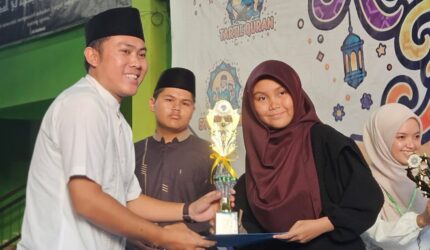 MTsN Lingga meraih tiga penghargaan bergengsi pada Ramadhan Fest 2026 yang digelar Pondok Pesantren Tahfizh Baitul Quran. Prestasi ini menjadi kebanggaan bagi dunia pendidikan di Kabupaten Lingga | f. Klana