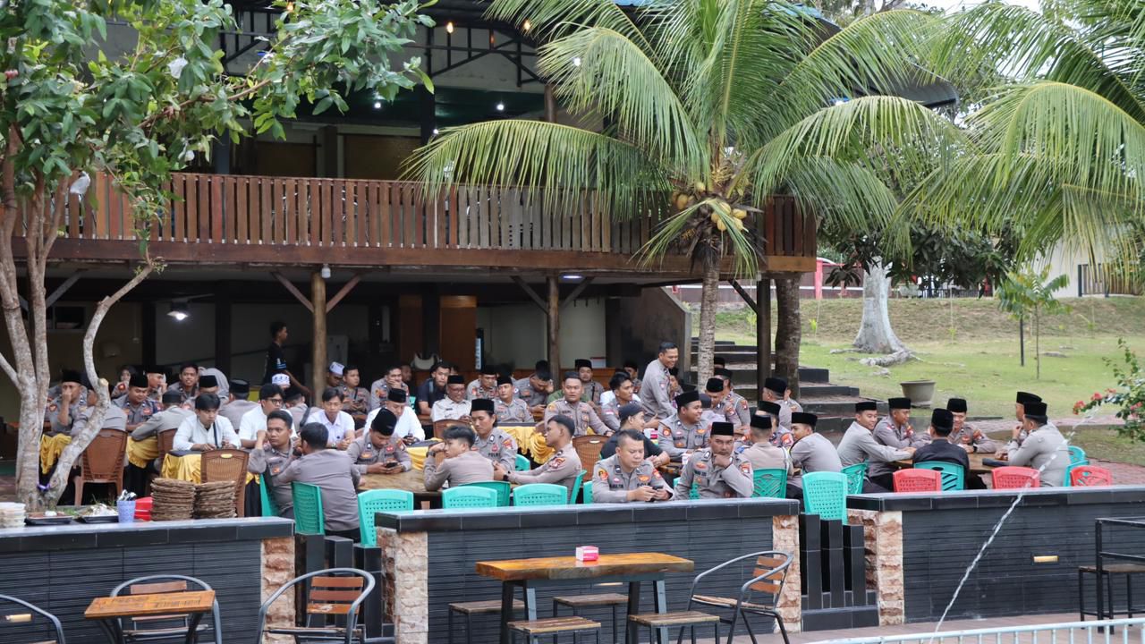 Polres Lingga menggelar buka puasa bersama wartawan di Dabo Singkep. Kapolres AKBP Pahala Martua Nababan menegaskan pentingnya sinergi antara kepolisian dan media dalam menjaga stabilitas daerah | f. Redaksi