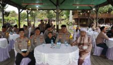 Polres Lingga menggelar buka puasa bersama wartawan di Dabo Singkep. Kapolres AKBP Pahala Martua Nababan menegaskan pentingnya sinergi antara kepolisian dan media dalam menjaga stabilitas daerah | f. Redaksi