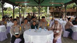 Polres Lingga menggelar buka puasa bersama wartawan di Dabo Singkep. Kapolres AKBP Pahala Martua Nababan menegaskan pentingnya sinergi antara kepolisian dan media dalam menjaga stabilitas daerah | f. Redaksi