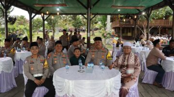 Polres Lingga menggelar buka puasa bersama wartawan di Dabo Singkep. Kapolres AKBP Pahala Martua Nababan menegaskan pentingnya sinergi antara kepolisian dan media dalam menjaga stabilitas daerah | f. Redaksi