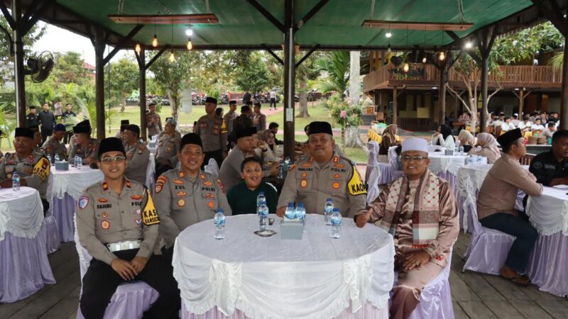 Polres Lingga menggelar buka puasa bersama wartawan di Dabo Singkep. Kapolres AKBP Pahala Martua Nababan menegaskan pentingnya sinergi antara kepolisian dan media dalam menjaga stabilitas daerah | f. Redaksi