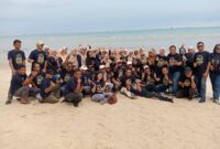 Reuni 35 tahun alumni SMP 1991 dan SMA 1994 di Lingga berlangsung penuh haru. Tak hanya temu kangen, kegiatan ini juga diisi aksi sosial dan penghormatan kepada guru | f. Redaksi