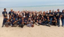 Reuni 35 tahun alumni SMP 1991 dan SMA 1994 di Lingga berlangsung penuh haru. Tak hanya temu kangen, kegiatan ini juga diisi aksi sosial dan penghormatan kepada guru | f. Redaksi