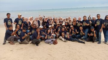 Reuni 35 tahun alumni SMP 1991 dan SMA 1994 di Lingga berlangsung penuh haru. Tak hanya temu kangen, kegiatan ini juga diisi aksi sosial dan penghormatan kepada guru | f. Redaksi