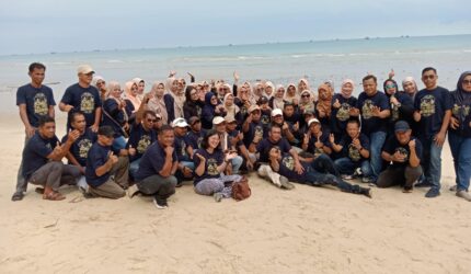 Reuni 35 tahun alumni SMP 1991 dan SMA 1994 di Lingga berlangsung penuh haru. Tak hanya temu kangen, kegiatan ini juga diisi aksi sosial dan penghormatan kepada guru | f. Redaksi