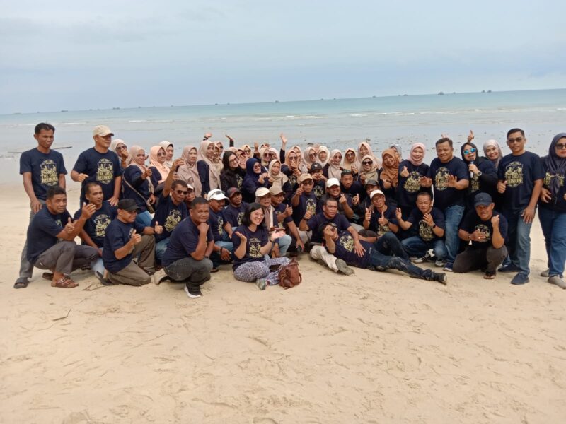 Reuni 35 tahun alumni SMP 1991 dan SMA 1994 di Lingga berlangsung penuh haru. Tak hanya temu kangen, kegiatan ini juga diisi aksi sosial dan penghormatan kepada guru | f. Redaksi