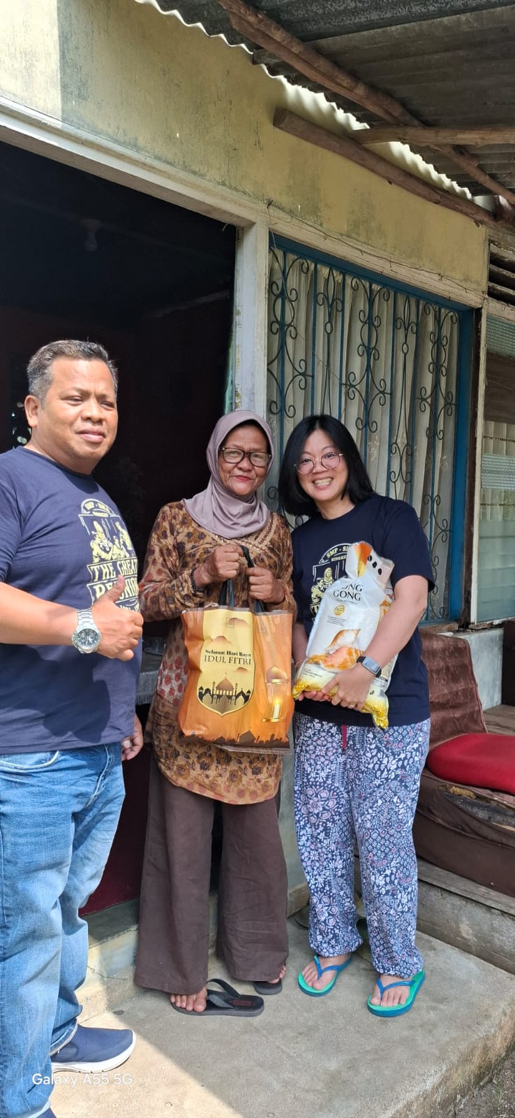 Reuni 35 tahun alumni SMP 1991 dan SMA 1994 di Lingga berlangsung penuh haru. Tak hanya temu kangen, kegiatan ini juga diisi aksi sosial dan penghormatan kepada guru | f. Redaksi