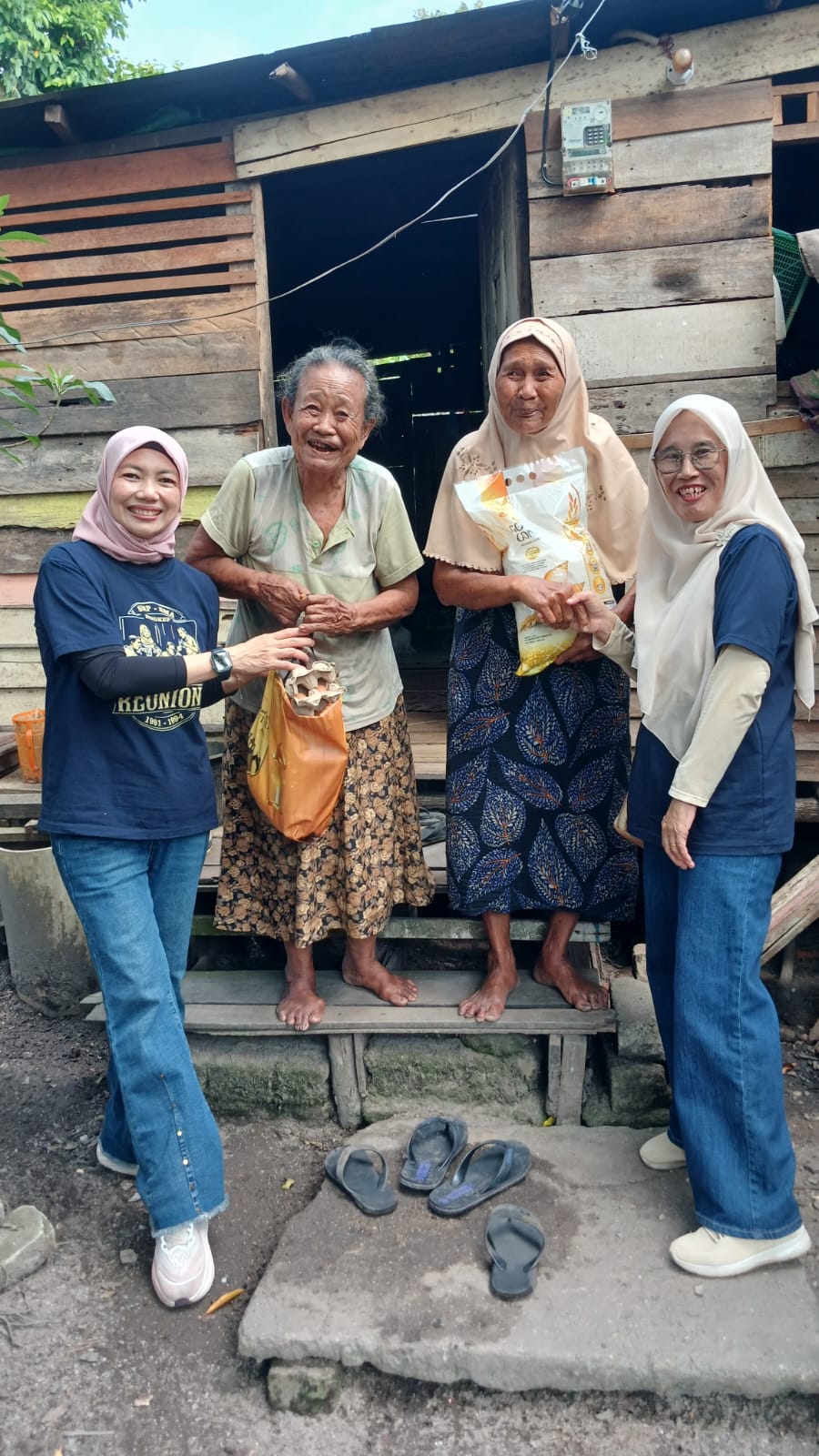 Reuni 35 tahun alumni SMP 1991 dan SMA 1994 di Lingga berlangsung penuh haru. Tak hanya temu kangen, kegiatan ini juga diisi aksi sosial dan penghormatan kepada guru | f. Redaksi