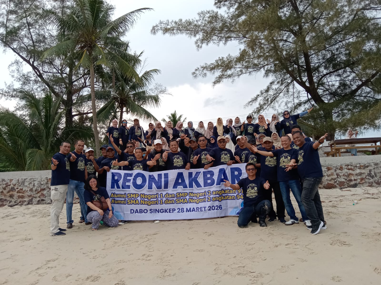 Reuni 35 tahun alumni SMP 1991 dan SMA 1994 di Lingga berlangsung penuh haru. Tak hanya temu kangen, kegiatan ini juga diisi aksi sosial dan penghormatan kepada guru | f. Redaksi