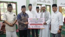 Bupati dan Wakil Bupati Lingga melaksanakan Safari Ramadan di Budus, Desa Merawang, Rabu (4/3/2026), dengan menyalurkan paket sembako dan dana CSR serta mempererat silaturahmi bersama masyarakat | f. Diskominfo Lingga