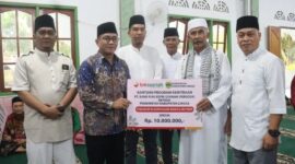 Bupati dan Wakil Bupati Lingga melaksanakan Safari Ramadan di Budus, Desa Merawang, Rabu (4/3/2026), dengan menyalurkan paket sembako dan dana CSR serta mempererat silaturahmi bersama masyarakat | f. Diskominfo Lingga
