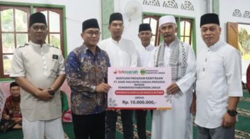 Bupati dan Wakil Bupati Lingga melaksanakan Safari Ramadan di Budus, Desa Merawang, Rabu (4/3/2026), dengan menyalurkan paket sembako dan dana CSR serta mempererat silaturahmi bersama masyarakat | f. Diskominfo Lingga