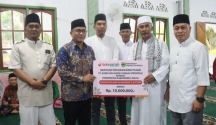 Bupati dan Wakil Bupati Lingga melaksanakan Safari Ramadan di Budus, Desa Merawang, Rabu (4/3/2026), dengan menyalurkan paket sembako dan dana CSR serta mempererat silaturahmi bersama masyarakat | f. Diskominfo Lingga