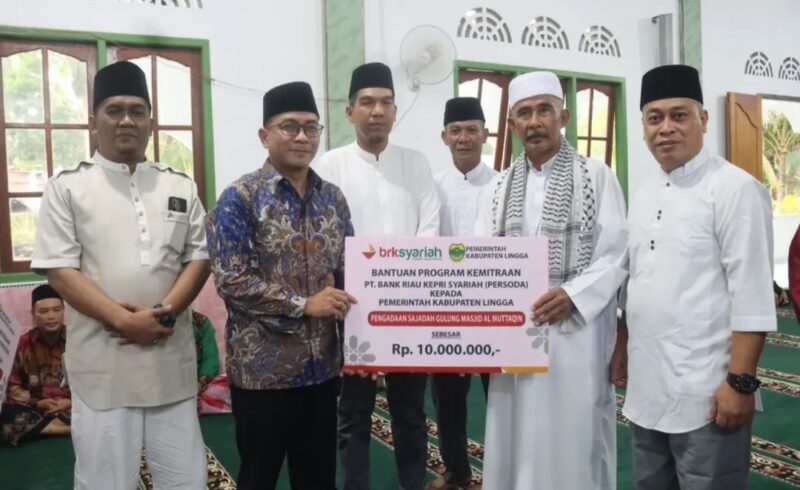 Bupati dan Wakil Bupati Lingga melaksanakan Safari Ramadan di Budus, Desa Merawang, Rabu (4/3/2026), dengan menyalurkan paket sembako dan dana CSR serta mempererat silaturahmi bersama masyarakat | f. Diskominfo Lingga