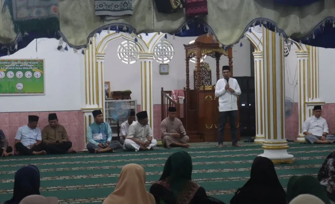 Bupati dan Wakil Bupati Lingga melaksanakan Safari Ramadan di Budus, Desa Merawang, Rabu (4/3/2026), dengan menyalurkan paket sembako dan dana CSR serta mempererat silaturahmi bersama masyarakat | f. Diskominfo Lingga