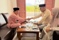 Wakil Bupati Lingga H. Novrizal menunaikan zakat fitrah dan zakat penghasilan melalui BAZNAS Kabupaten Lingga. Ia mengajak masyarakat meningkatkan kepedulian sosial di bulan Ramadan | f. Prokopim Lingga