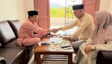 Wakil Bupati Lingga H. Novrizal menunaikan zakat fitrah dan zakat penghasilan melalui BAZNAS Kabupaten Lingga. Ia mengajak masyarakat meningkatkan kepedulian sosial di bulan Ramadan | f. Prokopim Lingga