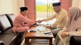 Wakil Bupati Lingga H. Novrizal menunaikan zakat fitrah dan zakat penghasilan melalui BAZNAS Kabupaten Lingga. Ia mengajak masyarakat meningkatkan kepedulian sosial di bulan Ramadan | f. Prokopim Lingga
