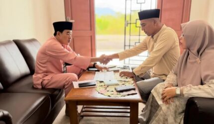 Wakil Bupati Lingga H. Novrizal menunaikan zakat fitrah dan zakat penghasilan melalui BAZNAS Kabupaten Lingga. Ia mengajak masyarakat meningkatkan kepedulian sosial di bulan Ramadan | f. Prokopim Lingga