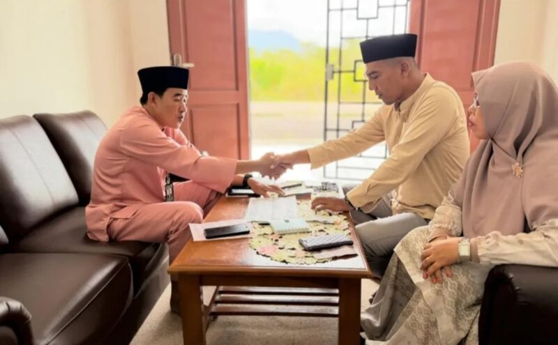 Wakil Bupati Lingga H. Novrizal menunaikan zakat fitrah dan zakat penghasilan melalui BAZNAS Kabupaten Lingga. Ia mengajak masyarakat meningkatkan kepedulian sosial di bulan Ramadan | f. Prokopim Lingga