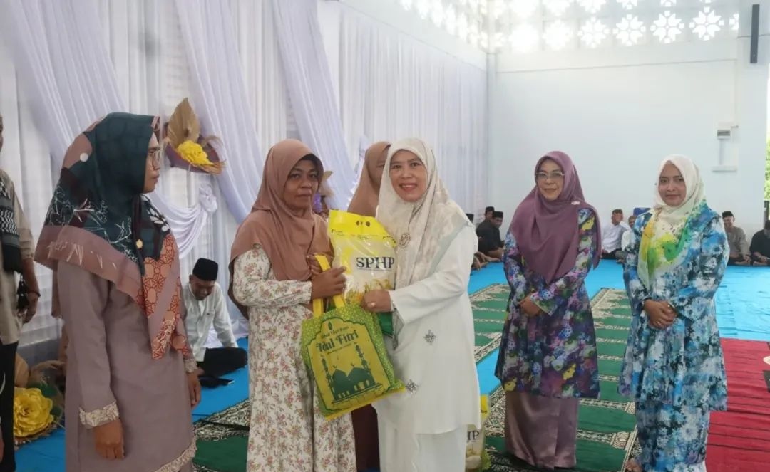 Bupati dan Wakil Bupati Lingga bersama jajaran Pemkab Lingga menghadiri khataman Al-Qur’an dan peringatan Nuzulul Qur’an di Masjid Megad Kuning. Kegiatan dirangkai dengan penyaluran bantuan sembako bagi masyarakat | f. Prokopim Lingga