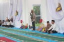 Bupati dan Wakil Bupati Lingga bersama jajaran Pemkab Lingga menghadiri khataman Al-Qur’an dan peringatan Nuzulul Qur’an di Masjid Megad Kuning. Kegiatan dirangkai dengan penyaluran bantuan sembako bagi masyarakat | f. Prokopim Lingga