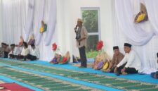 Bupati dan Wakil Bupati Lingga bersama jajaran Pemkab Lingga menghadiri khataman Al-Qur’an dan peringatan Nuzulul Qur’an di Masjid Megad Kuning. Kegiatan dirangkai dengan penyaluran bantuan sembako bagi masyarakat | f. Prokopim Lingga