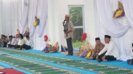 Bupati dan Wakil Bupati Lingga bersama jajaran Pemkab Lingga menghadiri khataman Al-Qur’an dan peringatan Nuzulul Qur’an di Masjid Megad Kuning. Kegiatan dirangkai dengan penyaluran bantuan sembako bagi masyarakat | f. Prokopim Lingga