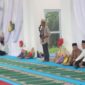 Bupati dan Wakil Bupati Lingga bersama jajaran Pemkab Lingga menghadiri khataman Al-Qur’an dan peringatan Nuzulul Qur’an di Masjid Megad Kuning. Kegiatan dirangkai dengan penyaluran bantuan sembako bagi masyarakat | f. Prokopim Lingga