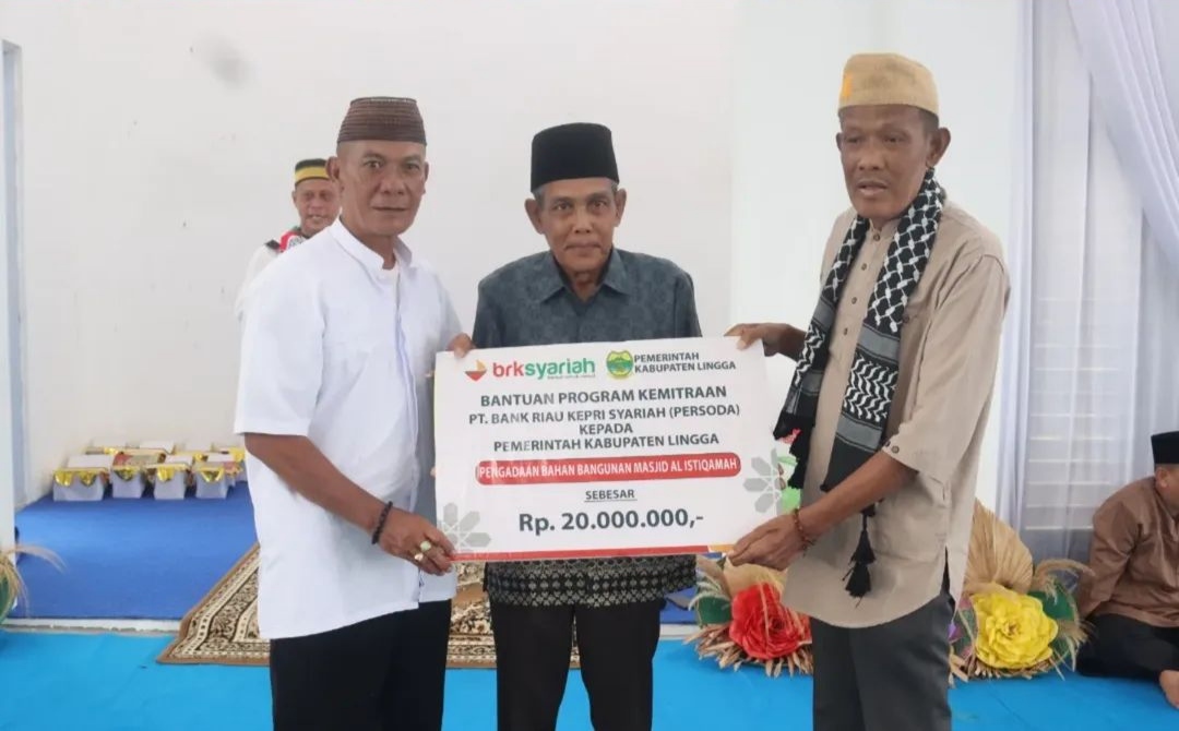 Bupati dan Wakil Bupati Lingga bersama jajaran Pemkab Lingga menghadiri khataman Al-Qur’an dan peringatan Nuzulul Qur’an di Masjid Megad Kuning. Kegiatan dirangkai dengan penyaluran bantuan sembako bagi masyarakat | f. Prokopim Lingga
