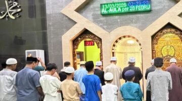 Wakil Bupati Lingga H. Novrizal melaksanakan i’tikaf di Masjid Al Aula Dabo Singkep pada 13 Maret 2026. Ia mengajak masyarakat memakmurkan masjid dan memperbanyak ibadah di sepuluh malam terakhir Ramadan | f. Prokopim Lingga