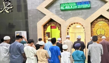 Wakil Bupati Lingga H. Novrizal melaksanakan i’tikaf di Masjid Al Aula Dabo Singkep pada 13 Maret 2026. Ia mengajak masyarakat memakmurkan masjid dan memperbanyak ibadah di sepuluh malam terakhir Ramadan | f. Prokopim Lingga