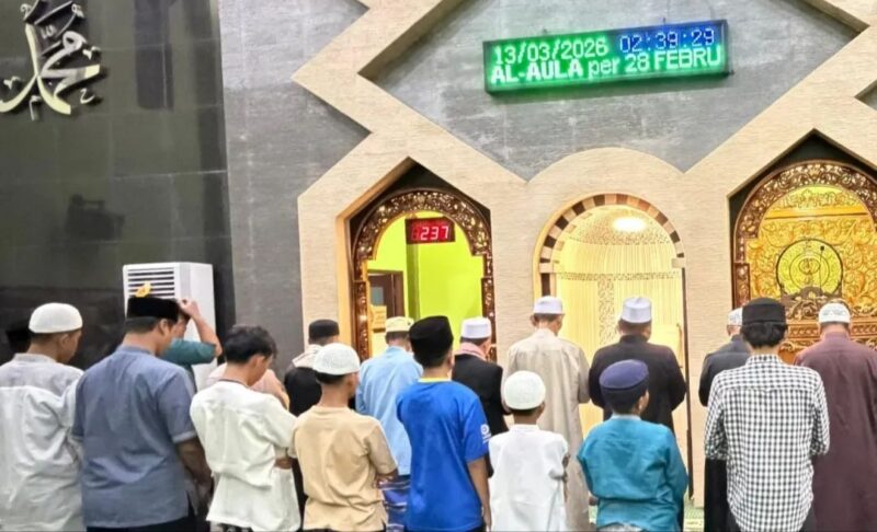 Wakil Bupati Lingga H. Novrizal melaksanakan i’tikaf di Masjid Al Aula Dabo Singkep pada 13 Maret 2026. Ia mengajak masyarakat memakmurkan masjid dan memperbanyak ibadah di sepuluh malam terakhir Ramadan | f. Prokopim Lingga