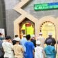 Wakil Bupati Lingga H. Novrizal melaksanakan i’tikaf di Masjid Al Aula Dabo Singkep pada 13 Maret 2026. Ia mengajak masyarakat memakmurkan masjid dan memperbanyak ibadah di sepuluh malam terakhir Ramadan | f. Prokopim Lingga