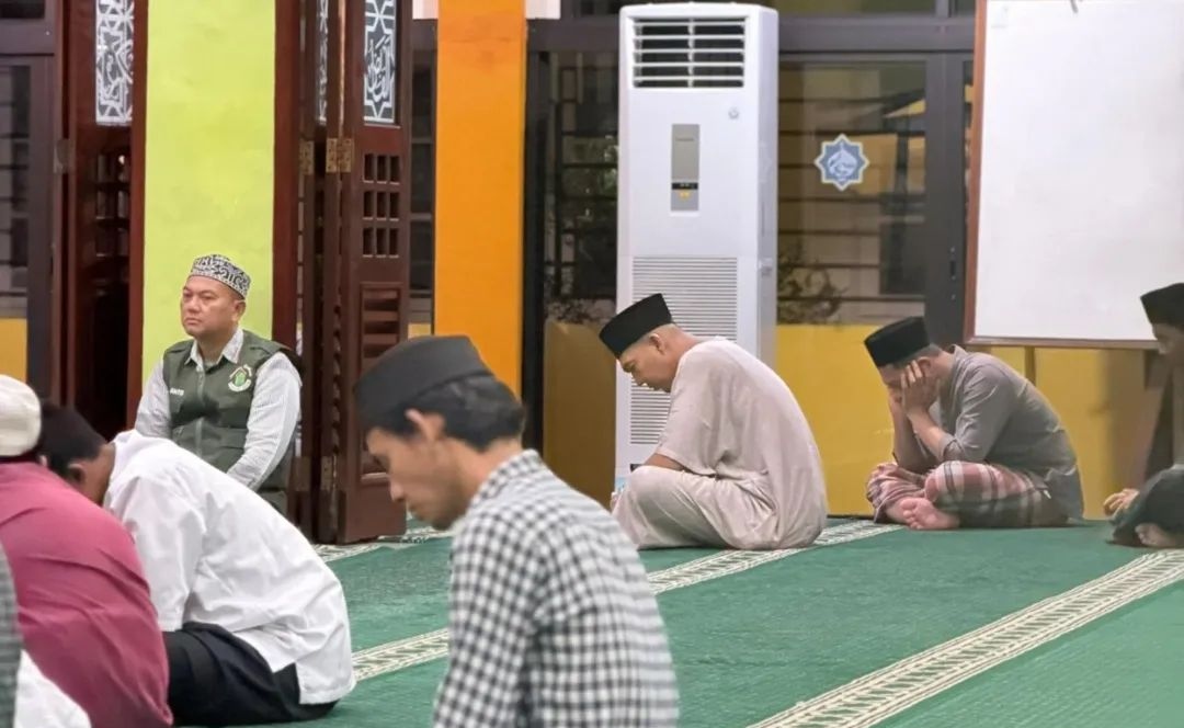 Wakil Bupati Lingga H. Novrizal melaksanakan i’tikaf di Masjid Al Aula Dabo Singkep pada 13 Maret 2026. Ia mengajak masyarakat memakmurkan masjid dan memperbanyak ibadah di sepuluh malam terakhir Ramadan | f. Prokopim Lingga