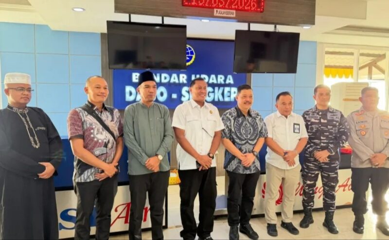 Wakil Bupati Lingga bersama Forkopimda mengantarkan kepulangan Kajati Kepri dari Bandara Dabo Singkep. Kunjungan kerja tersebut diharapkan memperkuat sinergi penegakan hukum dan pembangunan daerah | f. Prokopim Lingga