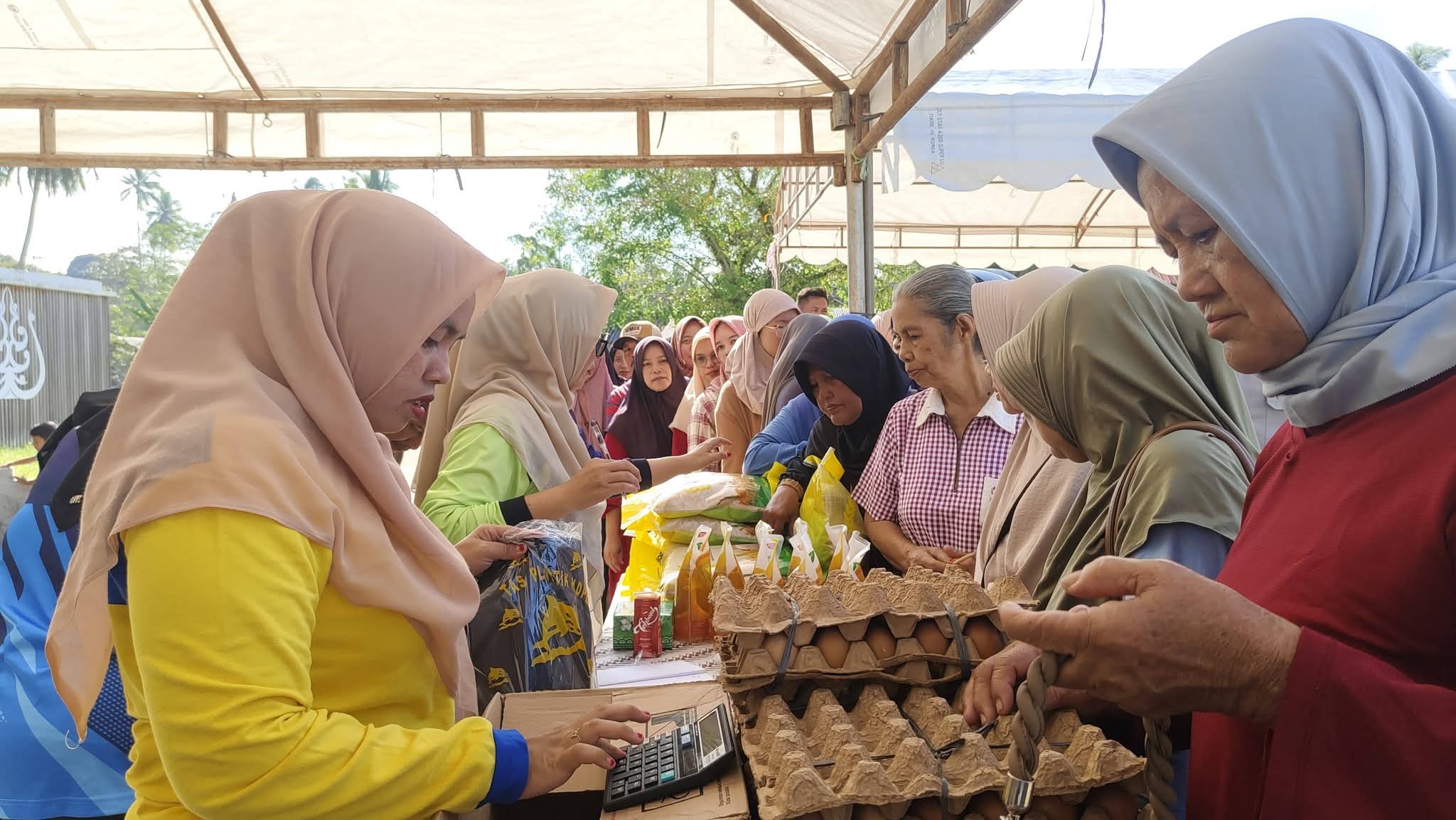 Pemkab Lingga bersama Bank Indonesia Kepri menggelar pasar sembako murah untuk menjaga stabilitas harga, mengendalikan inflasi, dan meningkatkan daya beli masyarakat | f. Diskominfo Lingga