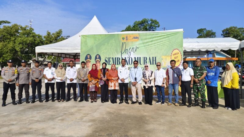 Pemkab Lingga bersama Bank Indonesia Kepri menggelar pasar sembako murah untuk menjaga stabilitas harga, mengendalikan inflasi, dan meningkatkan daya beli masyarakat | f. Diskominfo Lingga