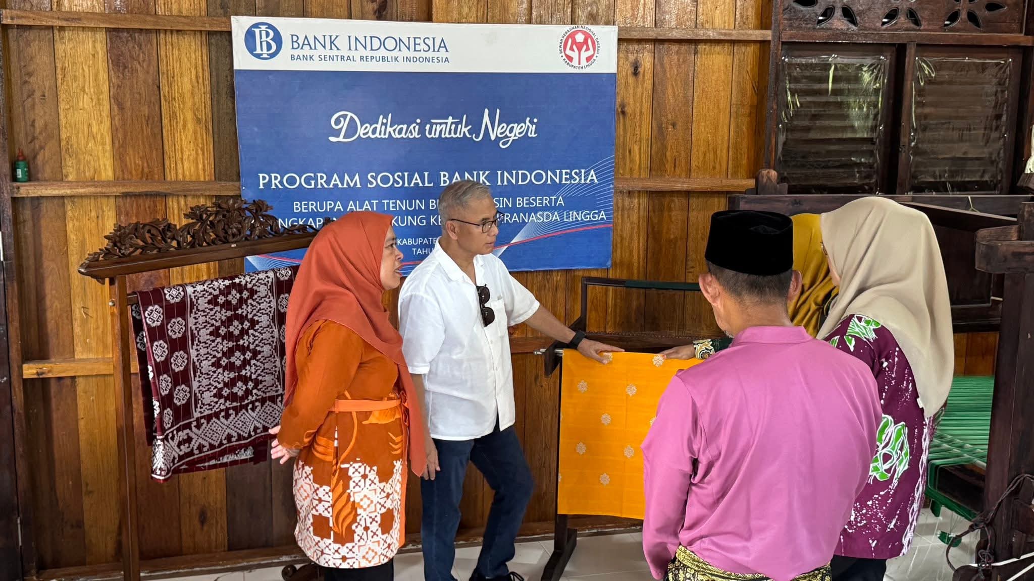 Bank Indonesia Kepri kunjungi Rumah Tenun Lingga bersama desainer nasional Wignyo Rahadi, dorong peningkatan kualitas dan daya saing produk lokal | f. Redaksi