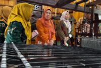 Bank Indonesia Kepri kunjungi Rumah Tenun Lingga bersama desainer nasional Wignyo Rahadi, dorong peningkatan kualitas dan daya saing produk lokal | f. Redaksi