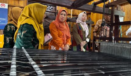 Bank Indonesia Kepri kunjungi Rumah Tenun Lingga bersama desainer nasional Wignyo Rahadi, dorong peningkatan kualitas dan daya saing produk lokal | f. Redaksi