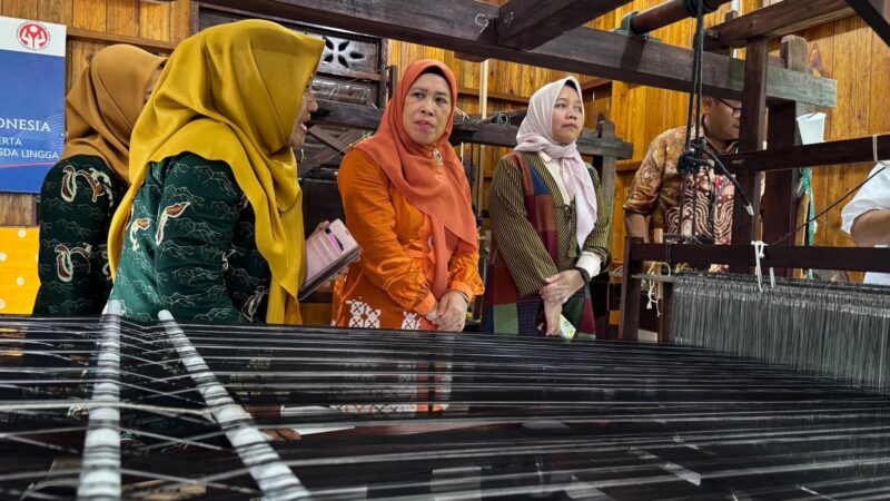 Bank Indonesia Kepri kunjungi Rumah Tenun Lingga bersama desainer nasional Wignyo Rahadi, dorong peningkatan kualitas dan daya saing produk lokal | f. Redaksi