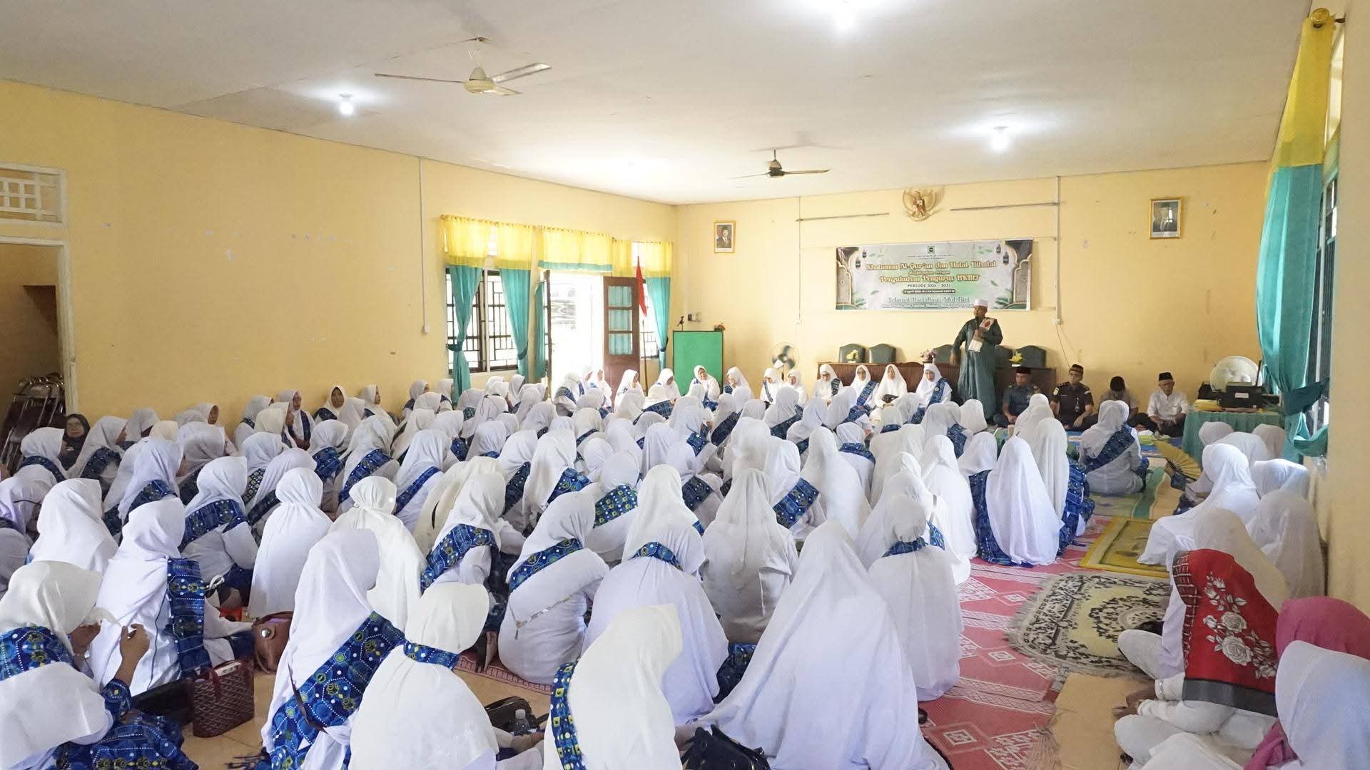 Ketua Dekranasda Lingga, Hj. Feby Sarianty Novrizal, menghadiri khataman Al-Qur’an dan pengukuhan pengurus BKMT Singkep periode 2026–2031 di Dabo Singkep | f. Sahib