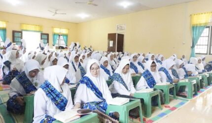 Ketua Dekranasda Lingga, Hj. Feby Sarianty Novrizal, menghadiri khataman Al-Qur’an dan pengukuhan pengurus BKMT Singkep periode 2026–2031 di Dabo Singkep | f. Sahib