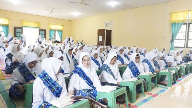 Ketua Dekranasda Lingga, Hj. Feby Sarianty Novrizal, menghadiri khataman Al-Qur’an dan pengukuhan pengurus BKMT Singkep periode 2026–2031 di Dabo Singkep | f. Sahib