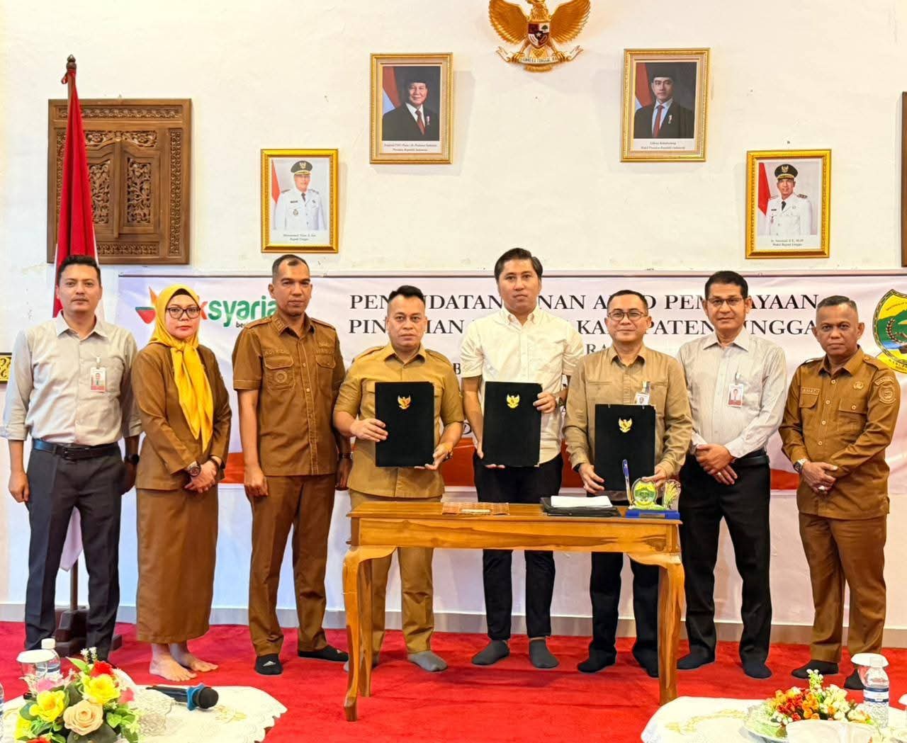 Pemkab Lingga resmi bekerja sama dengan Bank Riau Kepri Syariah untuk pembiayaan pembayaran THR ASN. Langkah ini diambil agar hak pegawai tetap terpenuhi dan ekonomi daerah tetap bergerak | f. Diskominfo Lingga