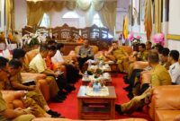 Pemkab Lingga menggelar rapat persiapan kunjungan Kerajaan Pahang. Selain agenda resmi, tamu kehormatan dijadwalkan mendaki Gunung Daik sebagai promosi wisata dan budaya | f. Redaksi