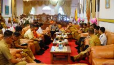 Pemkab Lingga menggelar rapat persiapan kunjungan Kerajaan Pahang. Selain agenda resmi, tamu kehormatan dijadwalkan mendaki Gunung Daik sebagai promosi wisata dan budaya | f. Redaksi