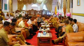 Pemkab Lingga menggelar rapat persiapan kunjungan Kerajaan Pahang. Selain agenda resmi, tamu kehormatan dijadwalkan mendaki Gunung Daik sebagai promosi wisata dan budaya | f. Redaksi